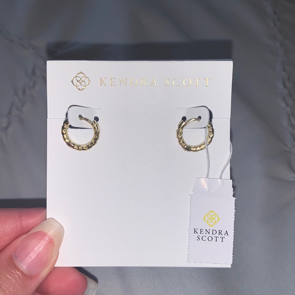 KENDRA SCOTT- “Maggie Huggie” Earrings in Gold